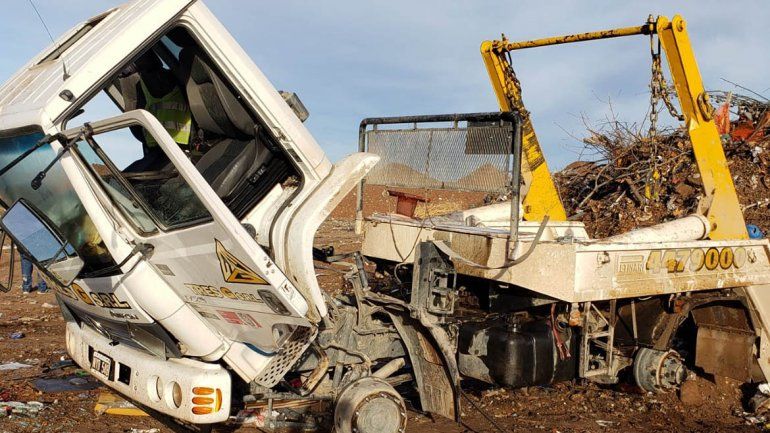 Investigan el robo de un camión que después apareció desmantelado en Centenario