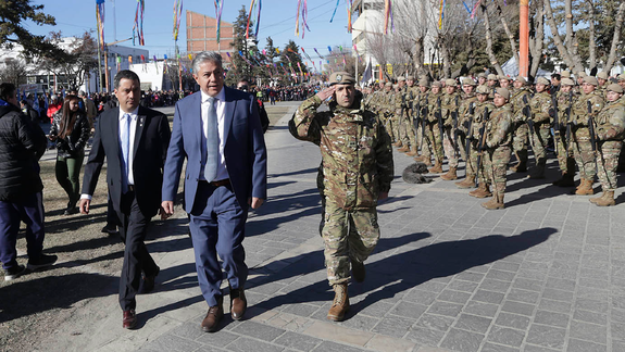 El gobernador Rolando Figueroa y el intendente Carlos Kooppman, en el acto aniversario.