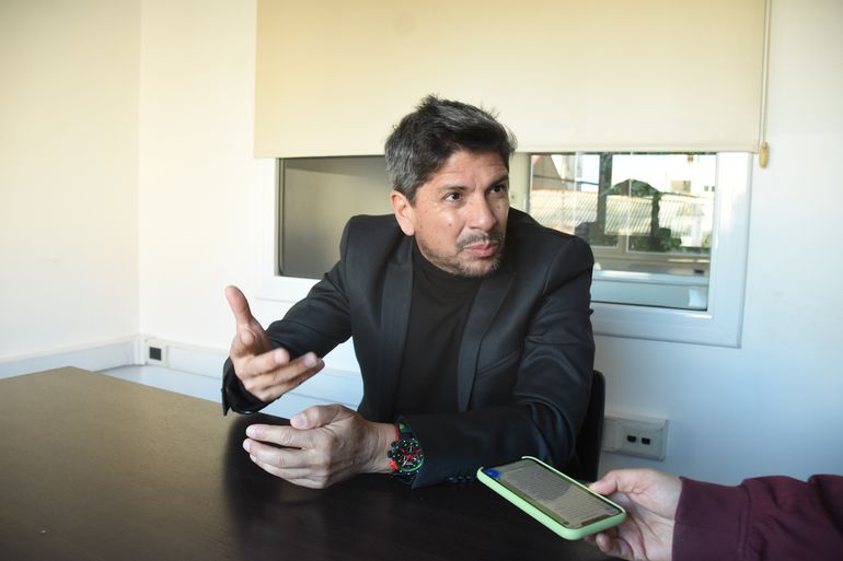 Sandro Castro, secretario general de AATRAC Neuquén se refirió a la situación que padece el Correo Argentino en Neuquén. Pidió más inversiones para el transporte propio y conservar fuentes de trabajo. Sandro Castro, secretario general de AATRAC Neuquén se refirió a la situación que padece el Correo Argentino en Neuquén. Pidió más inversiones para el transporte propio y conservar fuentes de trabajo.