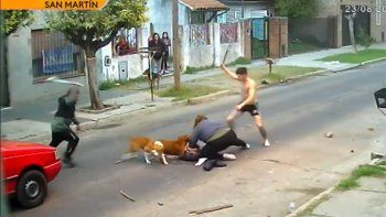 video: una mujer fue atacada ferozmente por tres perros