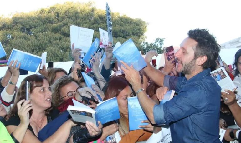 El público se agolpó en la Feria del Libro para acompañar a Benjamín Vicuña.