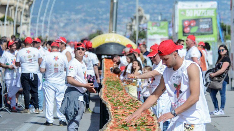 La pizza gigante fue preparada por unas 250 personas.&nbsp;