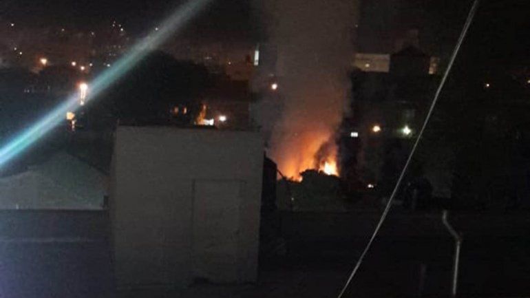 Susto en barrio Cumelén por un incendio en el patio de una casa
