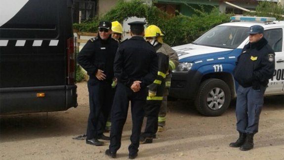 Allanaron la casa equivocada y le apuntaron a mamá con su bebé