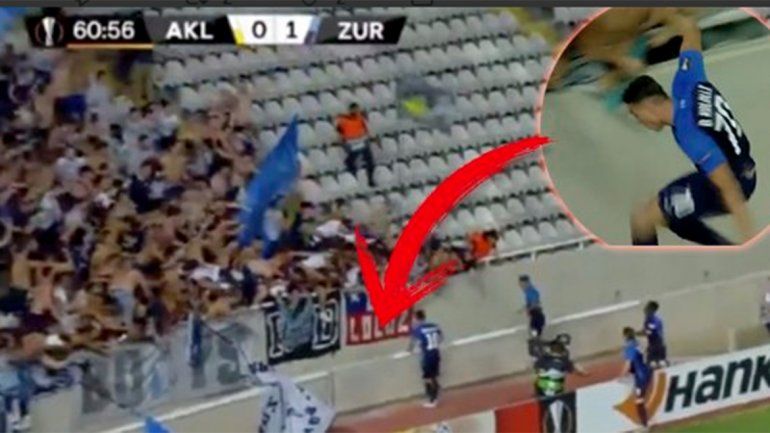Quiso festejar el gol junto a la tribuna y dio un salto al vacío