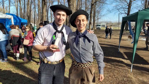 dos pibes gauchos ganaron el concurso de asadores