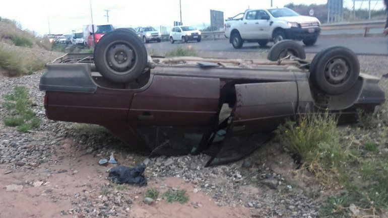 Quiso frenar y volcó en medio del congestionamiento