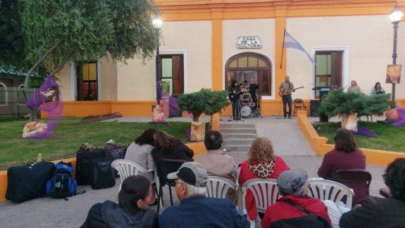 Los poetas participaron de la presentación con sus bolsos y valijas.&nbsp;