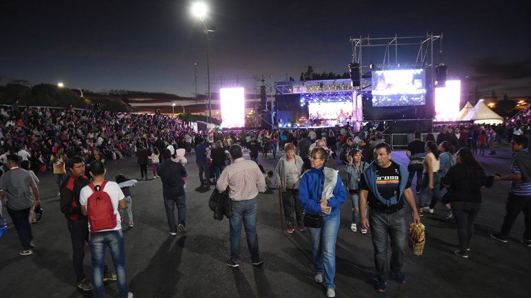 Plottier cerró su Expo con Abel Pintos y Marité