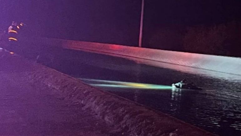 La camioneta donde quedó atrapada la nena fue encontrada por las autoridades sumergida parcialmente en un canal de riego.