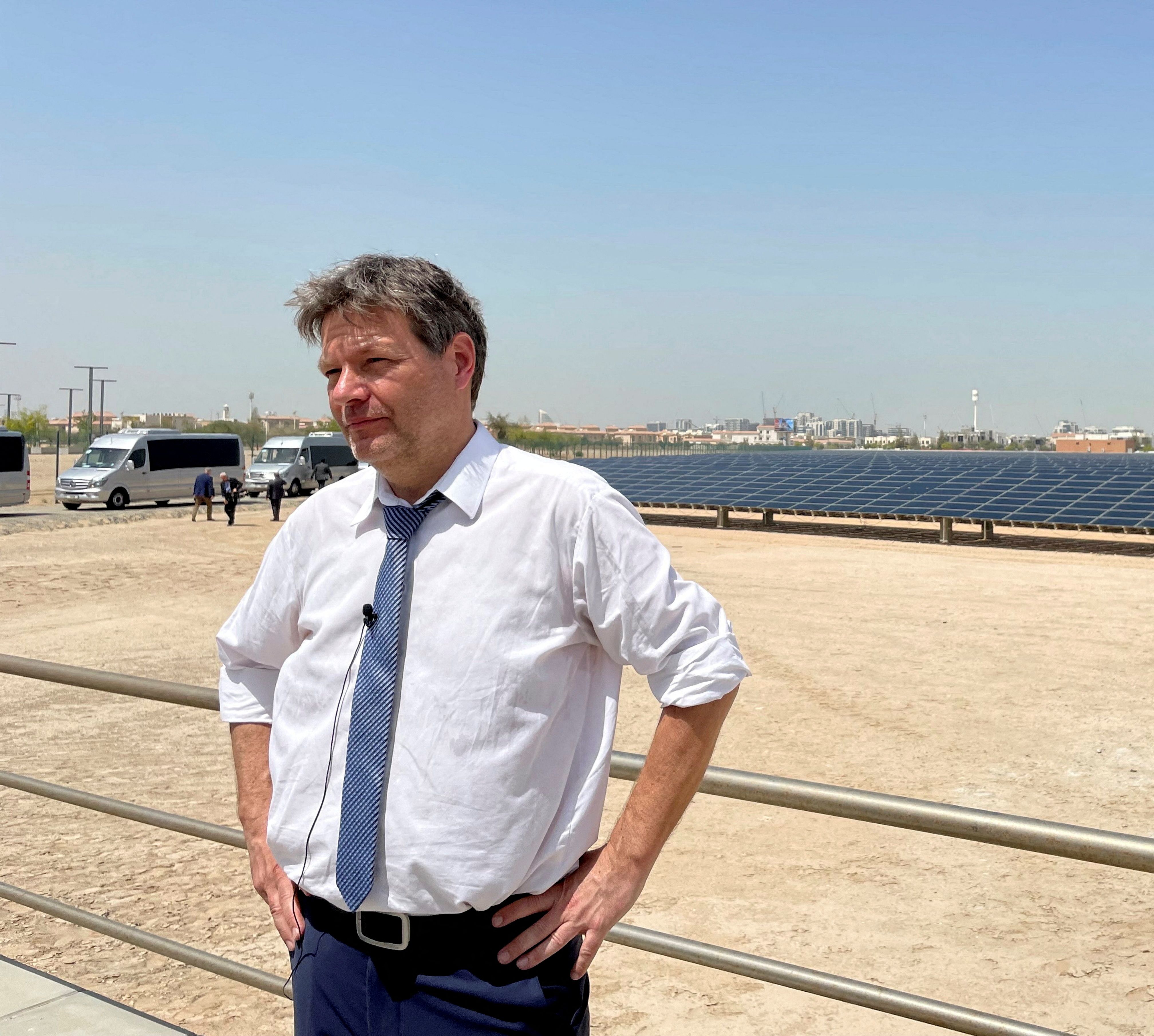 Ministro de Economía alemán Habeck en un campo de energía solar en Masdar City, en Abu Dhabi, Emiratos Árabes Unidos, 21 de marzo del  2022. REUTERS/Riham Alkousaa