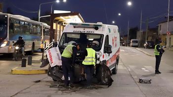 La ambulancia que trasladaba a las personas baleadas por Francisco Hernández protagonizó un violento choque.