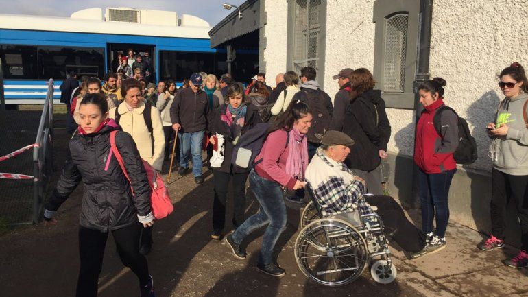 Cientos de personas se agolpan para viajar en tren