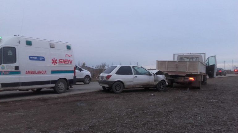 No frenó y chocó contra un camión estacionado: dos heridos