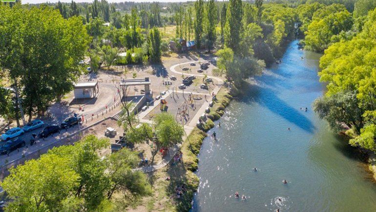 Centenario mata el calor en las aguas de su Paseo Costero