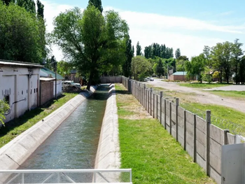Los canales de riego son importantes para la producción en Neuquén