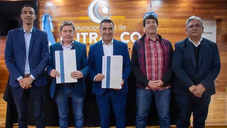 Firma del convenio encabezada por Ramón Rioseco.