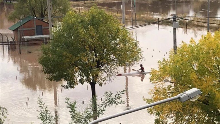 Aprovechó la lluvia y salió a andar en kayak por las calles
