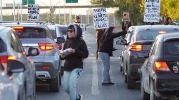 el paro de la cgt en neuquen empezo con demoras en ruta 7 por una volanteada el paro de la cgt en neuquen empezo con demoras en ruta 7 por una volanteada