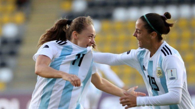 El DT de la Selección femenina limpió a tres referentes y se desató la polémica