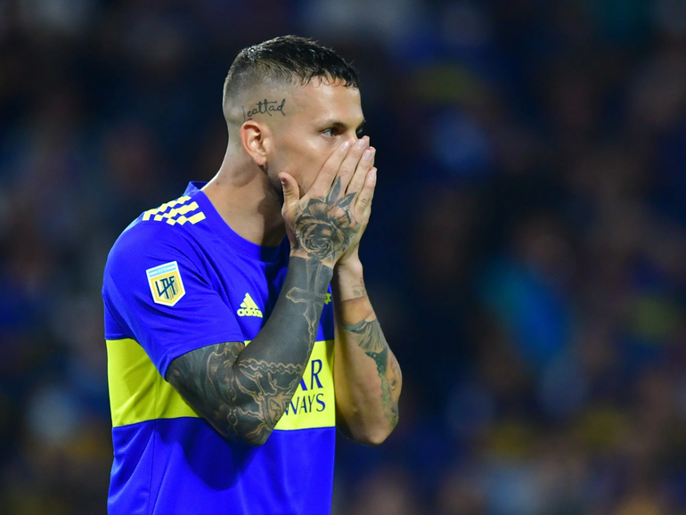 Benedetto se perdería el superclásico y Boca busca variantes