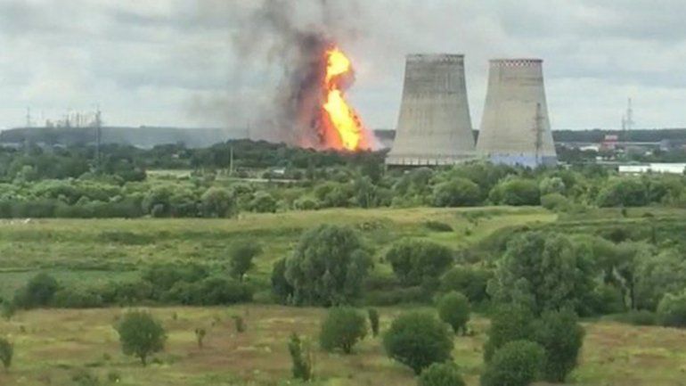 Un voraz incendio consume una central térmica en Moscú