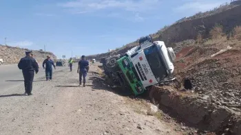 ruta 7: volco un camion con agua para un pozo petrolero en anelo