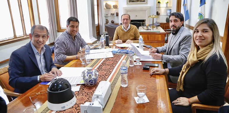 El gobernador Omar Gutiérrez firmó el acuerdo con los municipios.