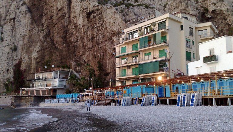 Viuda se fue a Italia de vacaciones y la violaron en masa