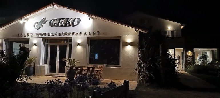 El balcón del hotel se derrumbó y hubo varias jóvenes heridas. El balcón del hotel se derrumbó y hubo varias jóvenes heridas.