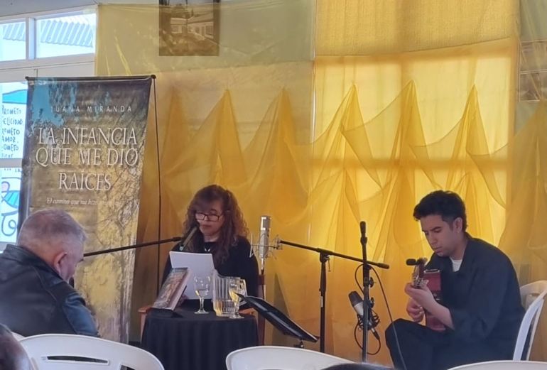 Esta maestra retrató su infancia criancera en un libro al que también le puso música.