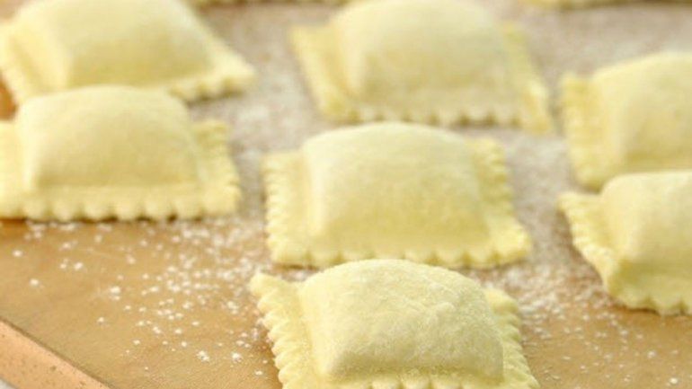 Dos policías les sacaron los ravioles a dos chicos y fueron sancionados.