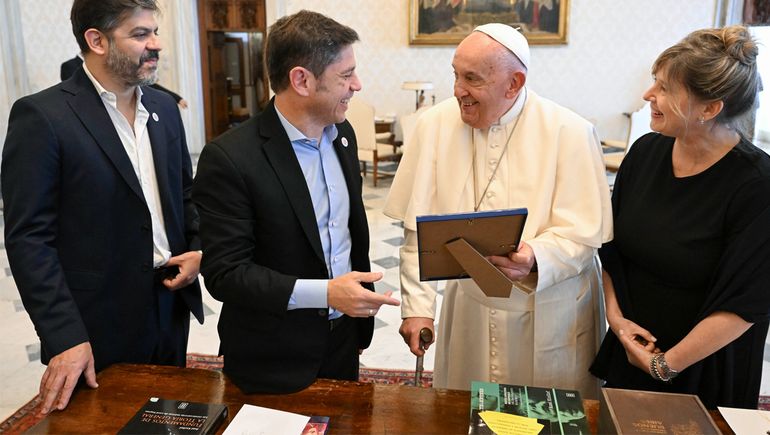 El libro Salvados por Francisco fue un obsequio de Axel Kicillof al Papa. 