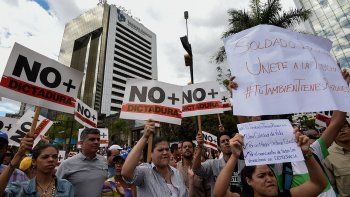 guaido y maduro se pelean por las fuerzas armadas guaido y maduro se pelean por las fuerzas armadas