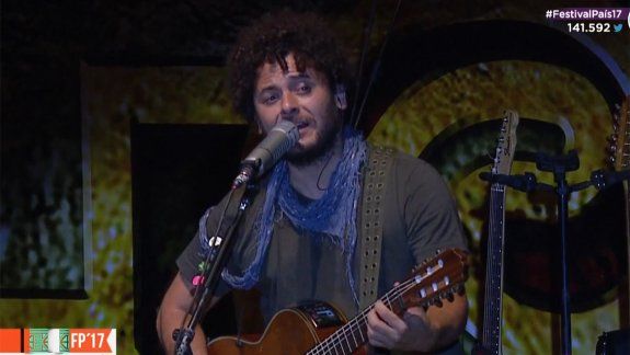 Con Raly Barrionuevo se puso en marcha el festival de Cosquín