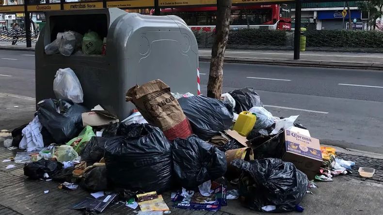 Hurgar o multar: la basura entendida en dos idiomas