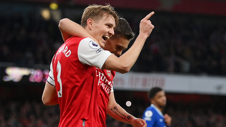 Arsenal sigue en carrera: derrotó 3-1 a Chelsea y volvió a la cima de la Premier League.