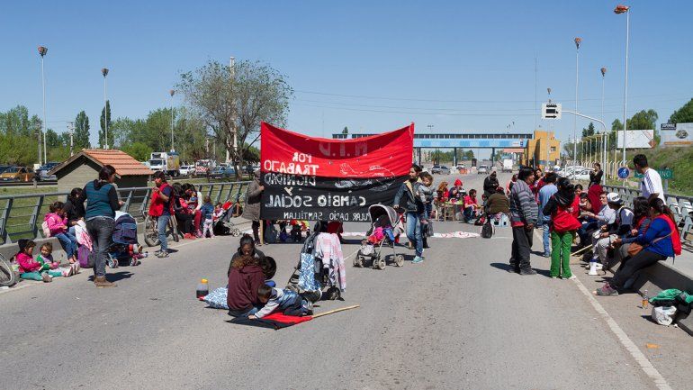 Los manifestantes durante la protesta en los puentes.