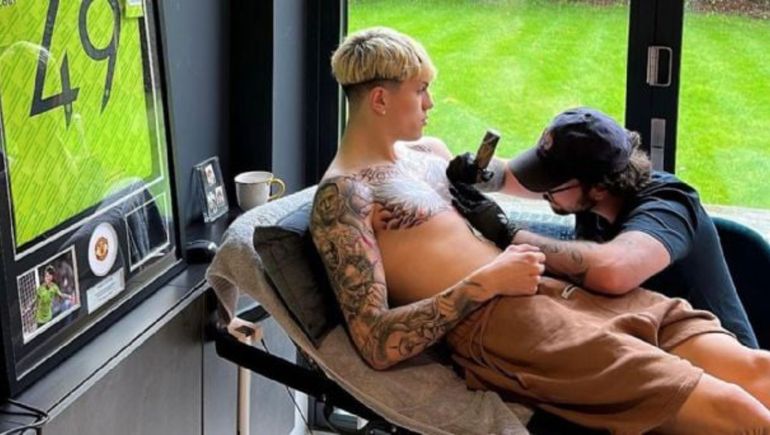 Alejandro Garnacho mostró su nuevo tatuaje.