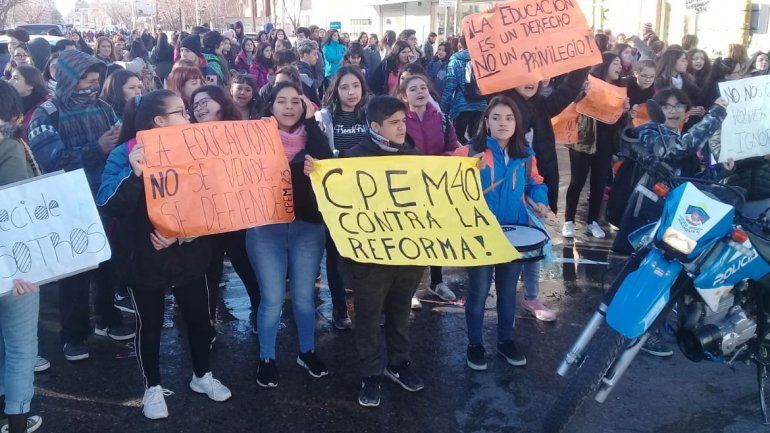 Estudiantes de seis colegios secundarios marchan al CPE en rechazo a la reforma educativa