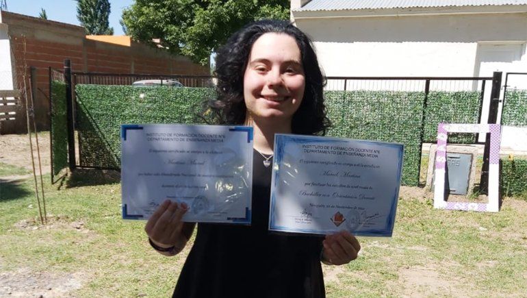 Estudiantes de la Escuela secundaria del IFD N° 6 recibieron su diploma de la mano de los docentes.