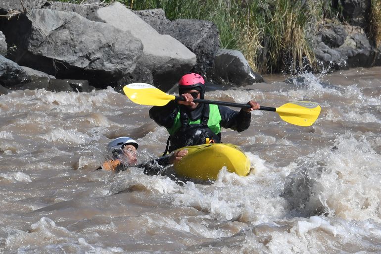 Nadia Riquelme tuvo que ser recatada luego de que no lograra dominar la embarcación. No pudo terminar la prueba y tampoco avanzar. Foto: Sergio Dovio. Nadia Riquelme tuvo que ser recatada luego de que no lograra dominar la embarcación. No pudo terminar la prueba y tampoco avanzar. Foto: Sergio Dovio.