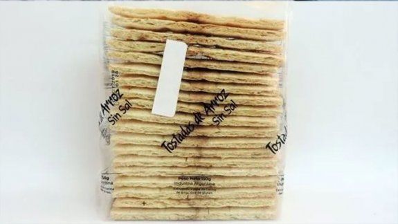 Prohíben la venta de tostadas de arroz y un agua de mesa