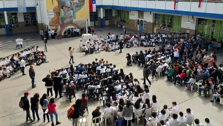 En Chile algunas escuelas reciben vouchers educativos conforme a los alumnos que se anotan. En Chile algunas escuelas reciben vouchers educativos conforme a los alumnos que se anotan.