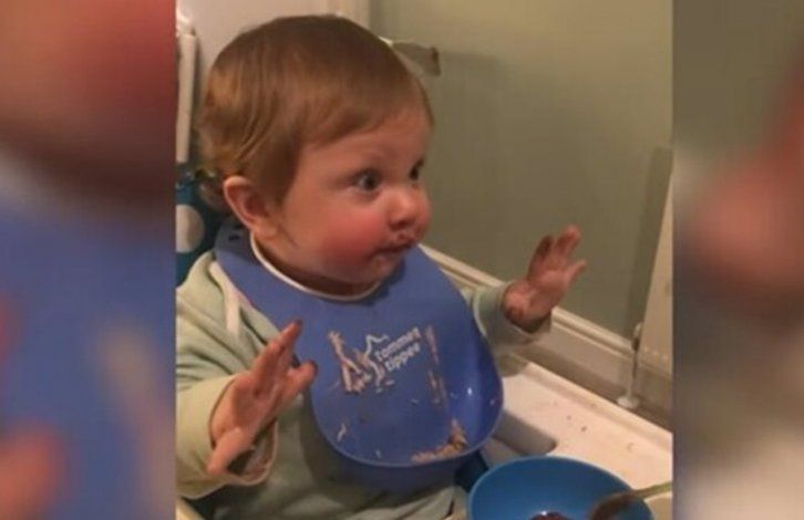 YouTube: bebé come chocolate por primera vez y su efusiva reacción se hace viral