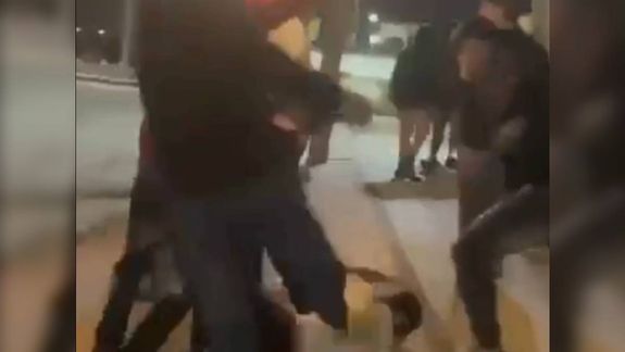 Se conoció el video de otra pelea a la salida del boliche en Centenario.