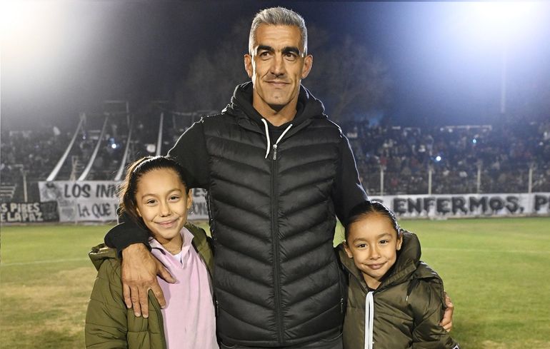 El merecido homenaje de Cipo a Manolo Berra, el caudillo que bancó cuando las papas quemaban
