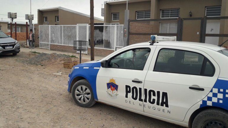 La puerta de la casa fue barreteada. Los ladrones revisaron todo.