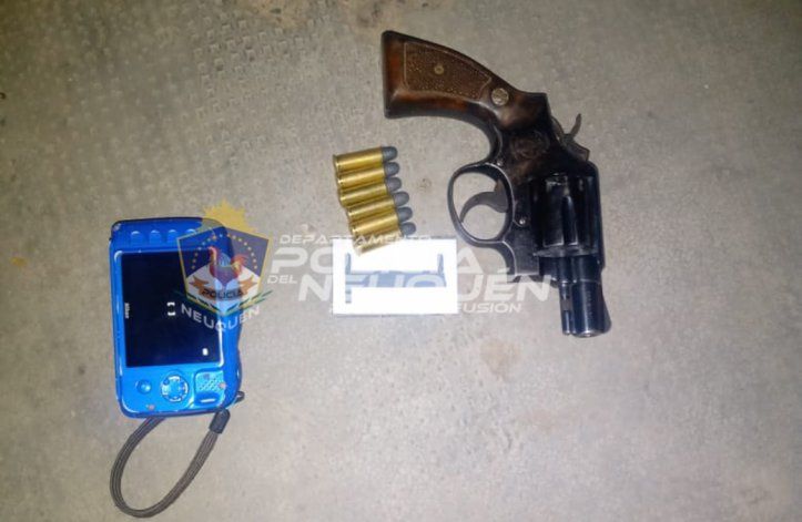 Policías redujeron a un delincuente armado en plena calle