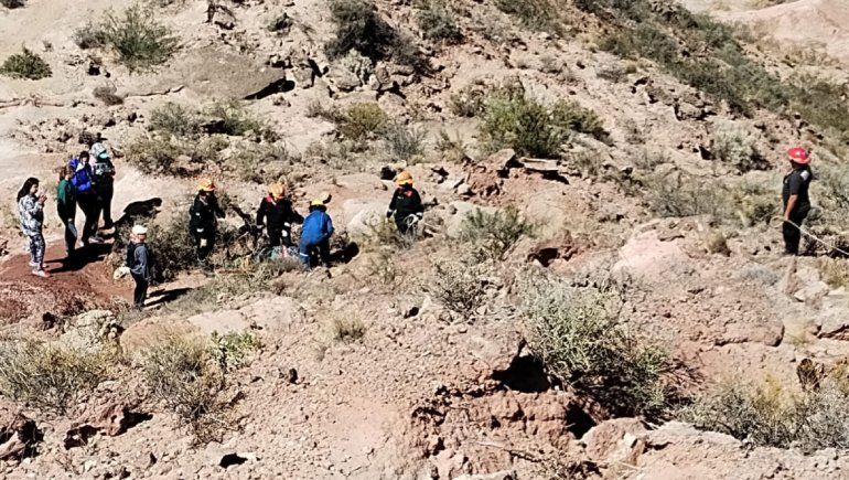 Peligroso rescate de una mujer que se cayó en las bardas de Plottier